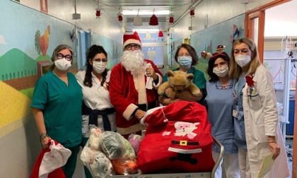 Babbo Natale porta i doni in pediatria a Desio