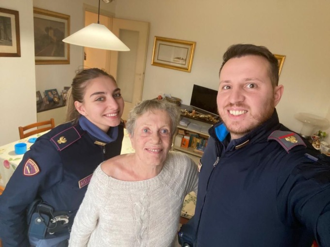 Tentano la truffa al telefono ma l’anziana se ne accorge e chiama la Polizia