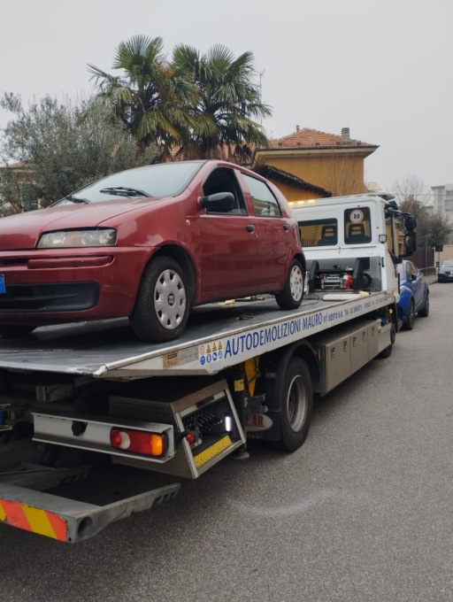 Senza assicurazione e revisione, tremila euro di multa e sequestro del veicolo