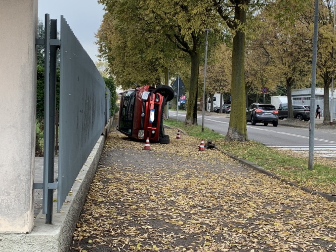 Decolla con l’auto e atterra sulla ciclabile