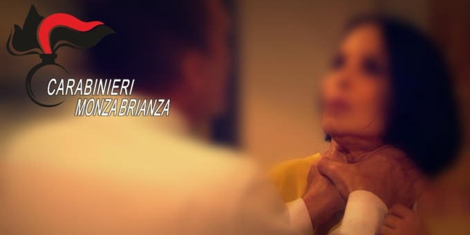 Picchia la compagna e tenta di strangolarla
