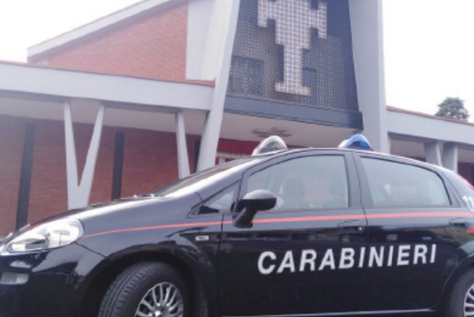 Coppia di ladri scappa dai Carabinieri. Lei riesce a fuggire, lui subito arrestato