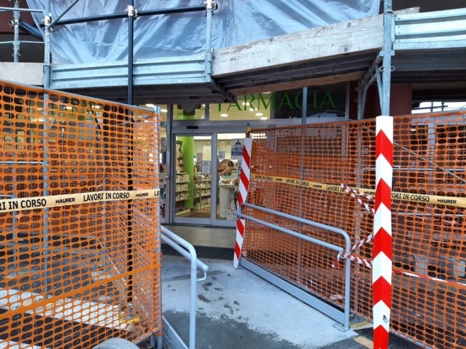 Spaccata in farmacia, ladri in fuga con 2.500 euro
