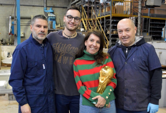 Pietro consegna la Coppa del Mondo a Messi