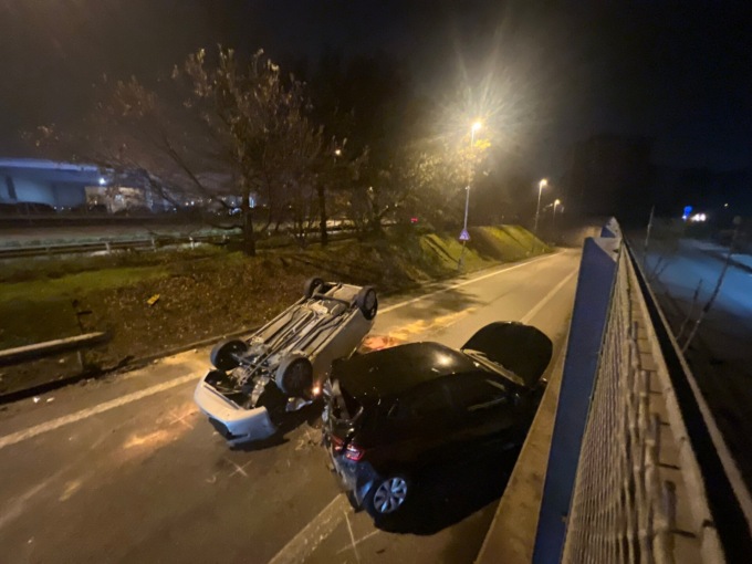 Prima lo scontro, poi un’auto si cappotta