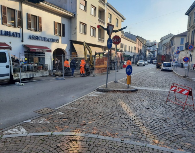 Cedimento asfalto via Prina, trovata la causa. I lavori saranno conclusi in serata