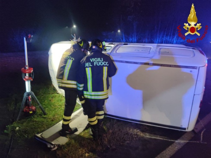 L’auto si ribalta, tra i feriti un adolescente