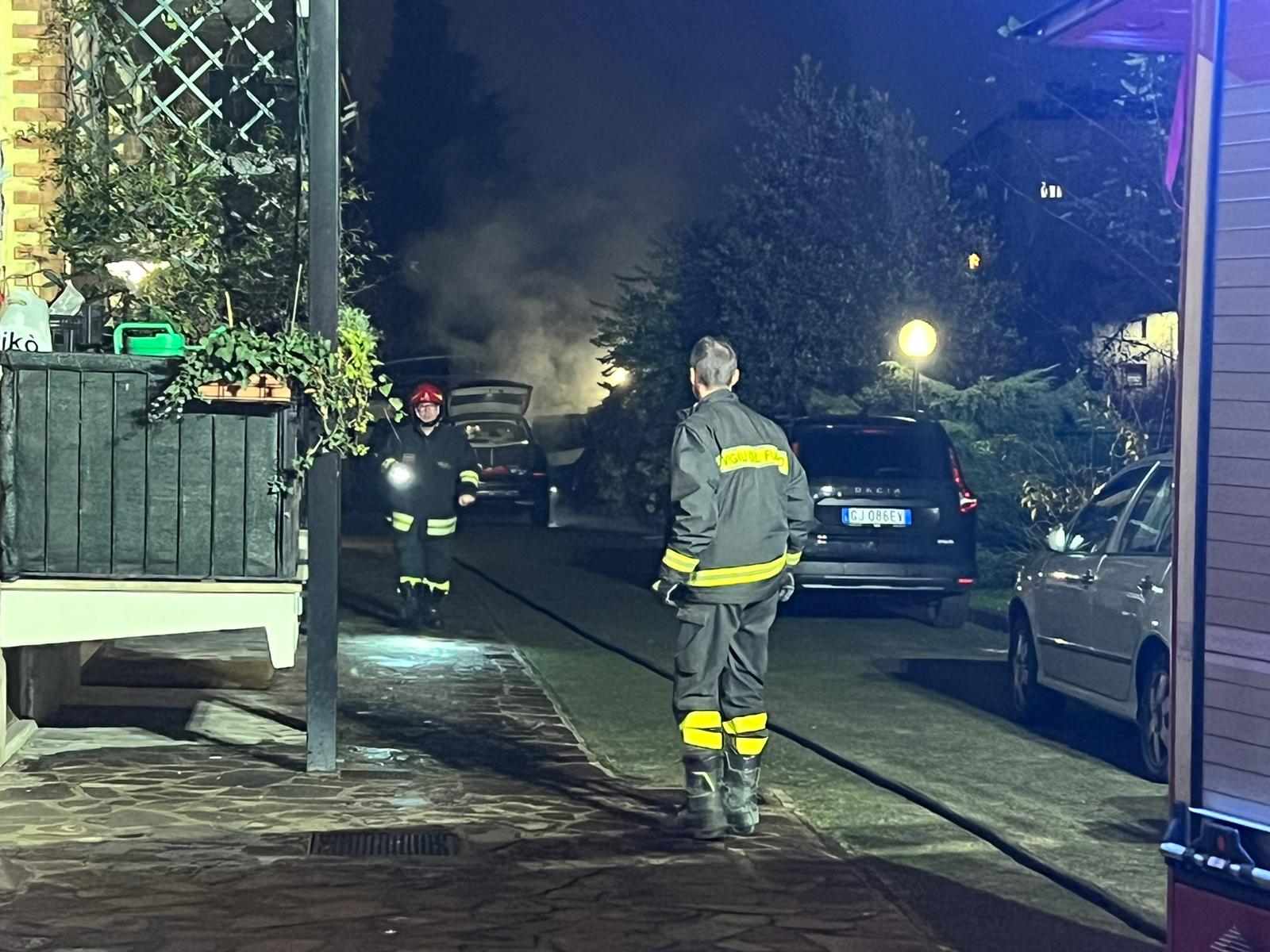 Monza auto prende fuoco in via Mauri Vigili del Fuoco