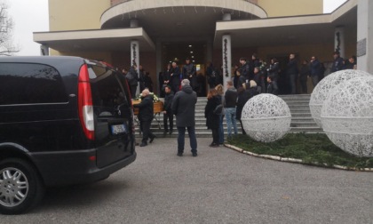 "Ciao Luca, sempre con noi", folla commossa al funerale del liceale 17enne