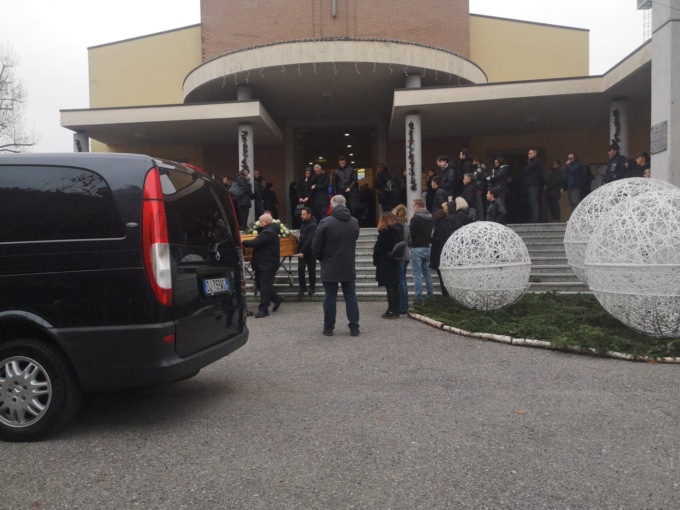 “Ciao Luca, sempre con noi”, folla commossa al funerale del liceale 17enne