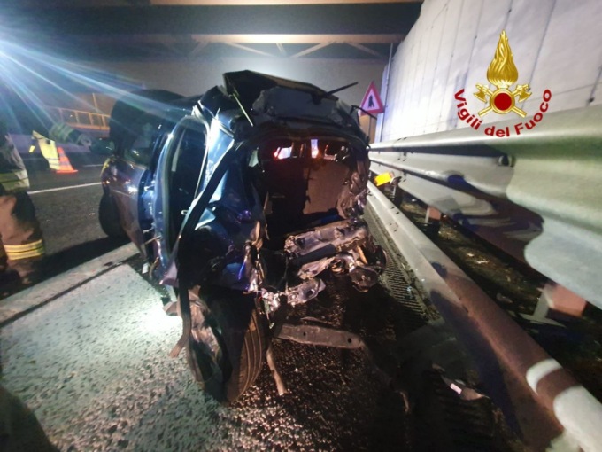 Schianto tra camion e auto in autostrada, tre feriti