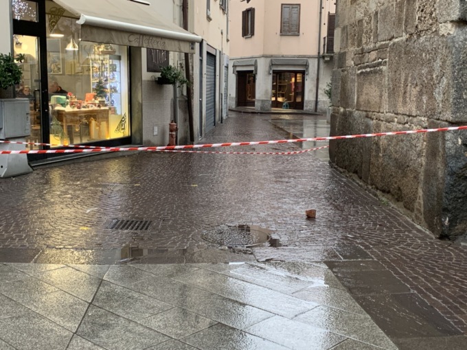 Il campanile perde i pezzi, l’appello del parroco
