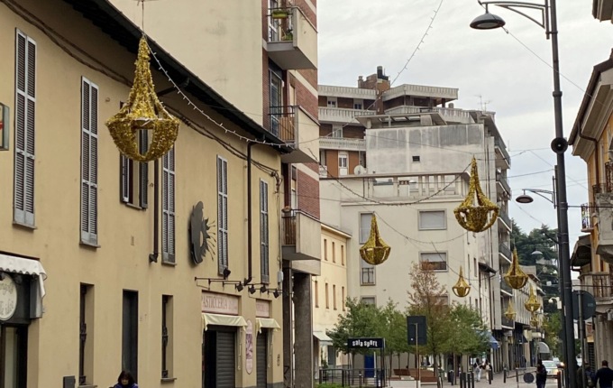 Si accende il Natale: luminarie per 40 giorni ma a basso consumo
