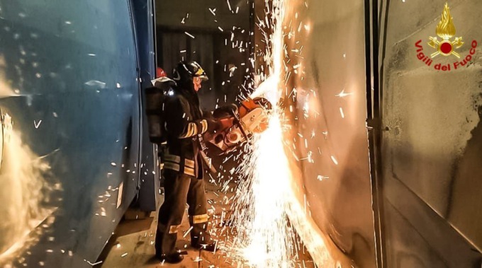 Incendio alla piattaforma ecologica: fiamme domate dai Vigili del fuoco