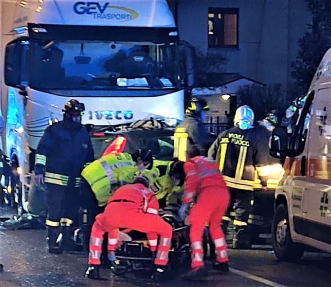 Scontro fra auto e camion a Macherio, ferita una donna