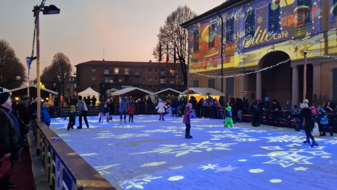 Boom di presenze, la pista di pattinaggio rimarrà aperta fino a domenica 15 gennaio