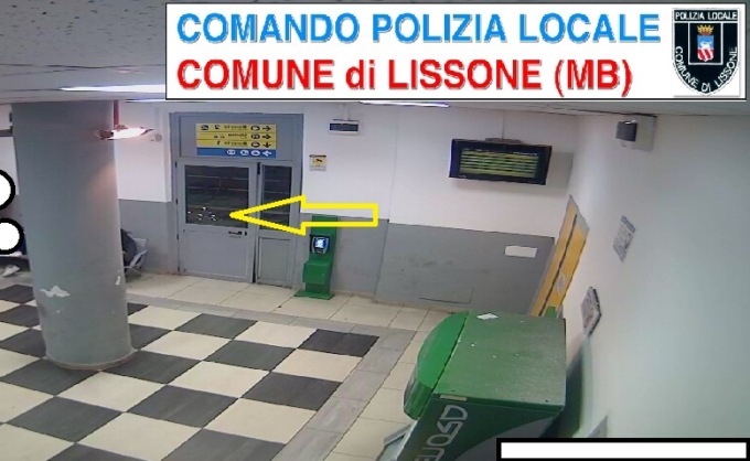 Prende a sassate la porta della stazione: beccato e denunciato