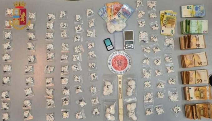 Arrestato spacciatore: in un appartamento di Meda aveva oltre 16mila euro (nei salvadanai)