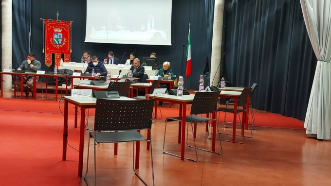 La  minoranza abbandona il Consiglio per protesta