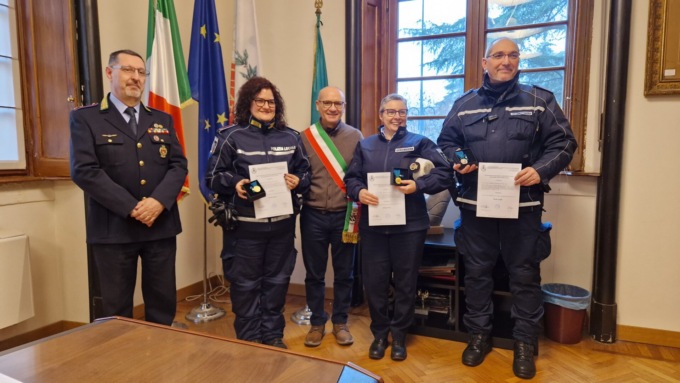ll grazie del sindaco ai vigili con più anni di anzianità sulle spalle
