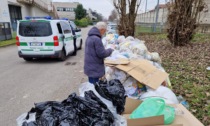 Una montagna di spazzatura abbandonata ad Arcore: indaga la Polizia locale