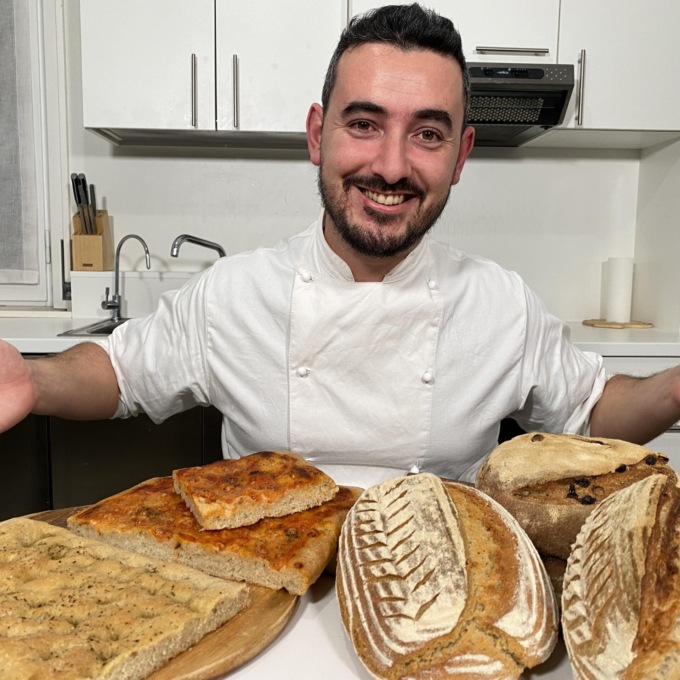L’arte di fare il pane in casa la insegna un giovane panettiere