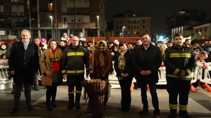 Il video della Befana dei pompieri accolta da centinaia di bimbi