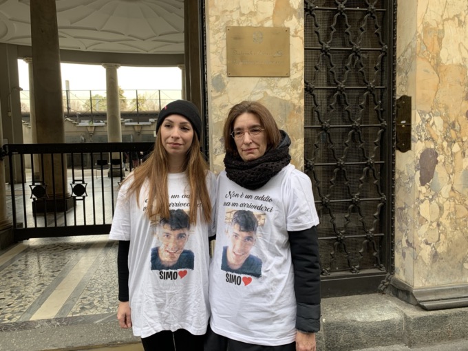 Davanti al tribunale per chiedere giustizia per Simone, ma il processo slitta a marzo