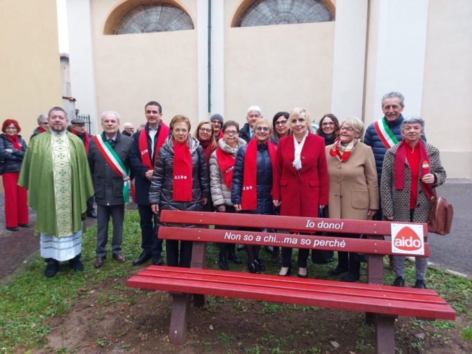 Una panchina rossa donata dall’Aido ai Comuni di Triuggio, Albiate e Sovico