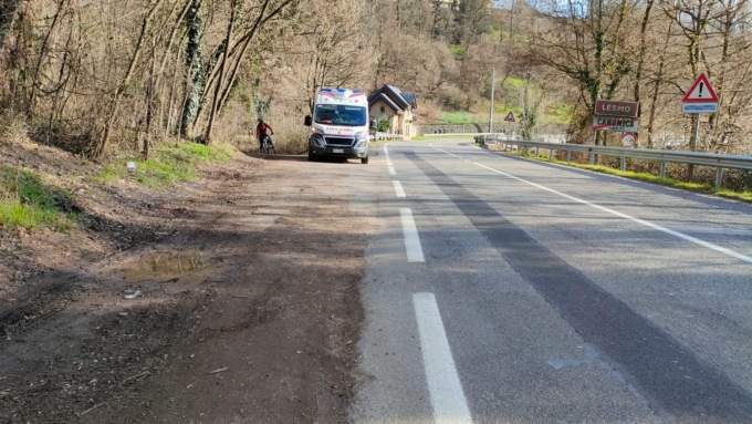 Cade nel bosco in bicicletta, arriva l’elisoccorso