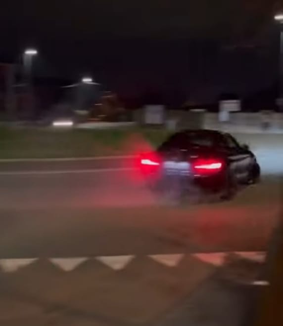 A tutta velocità nel rondò…  il video folle diventa virale