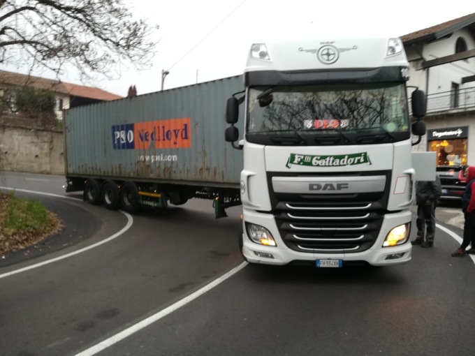 Un guasto a un camion blocca lo scuolabus