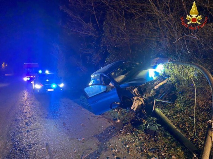 Sbanda e finisce contro il palo della luce