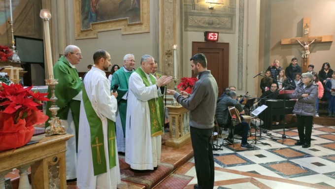 L’abbraccio di Carnate a Matteo, pronto a partire per la missione in Africa