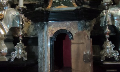 Un "tesoro" nascosto per decenni dietro la porticina del tabernacolo in chiesa