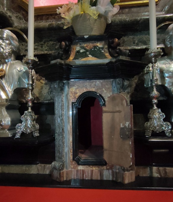 Un “tesoro” nascosto per decenni dietro la porticina del tabernacolo in chiesa