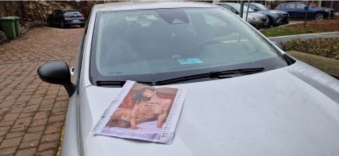 Sull’auto del disabile un’immagine hard e un invito volgare