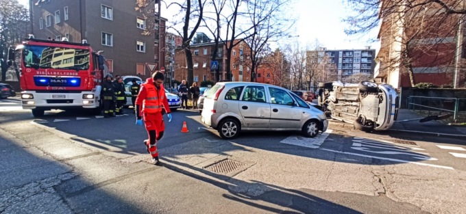 Scontro all’incrocio: un’auto si ribalta