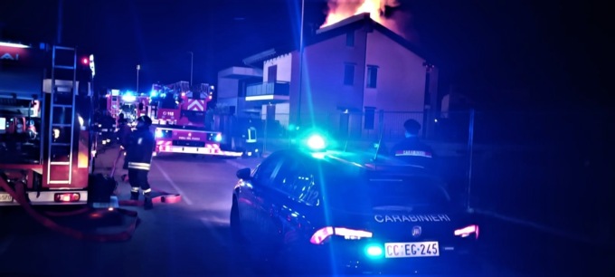 Giussano, spaventoso incendio distrugge il tetto di una villetta