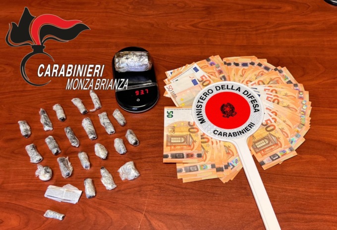 Vaga in stato confusionale, fermato e arrestato per droga