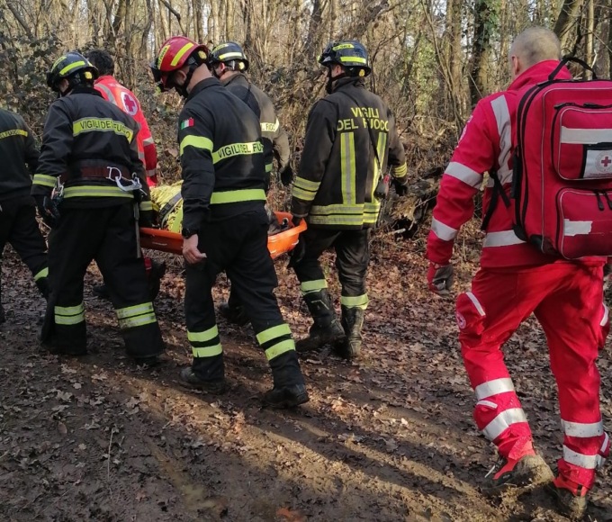 Precipita in un canale mentre passeggia nel bosco