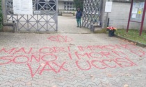 "Uccisi dal vaccino": raid vandalico no vax al cimitero