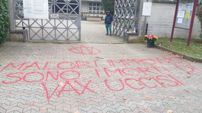“Uccisi dal vaccino”: raid vandalico no vax al cimitero