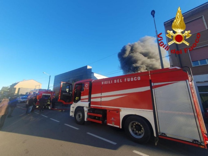 Incendio in una autofficina di Lissone: colonna di fumo visibile a chilometri