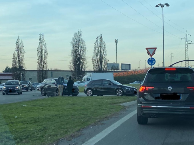 Incidente alla rotonda: code su viale Stucchi a Monza