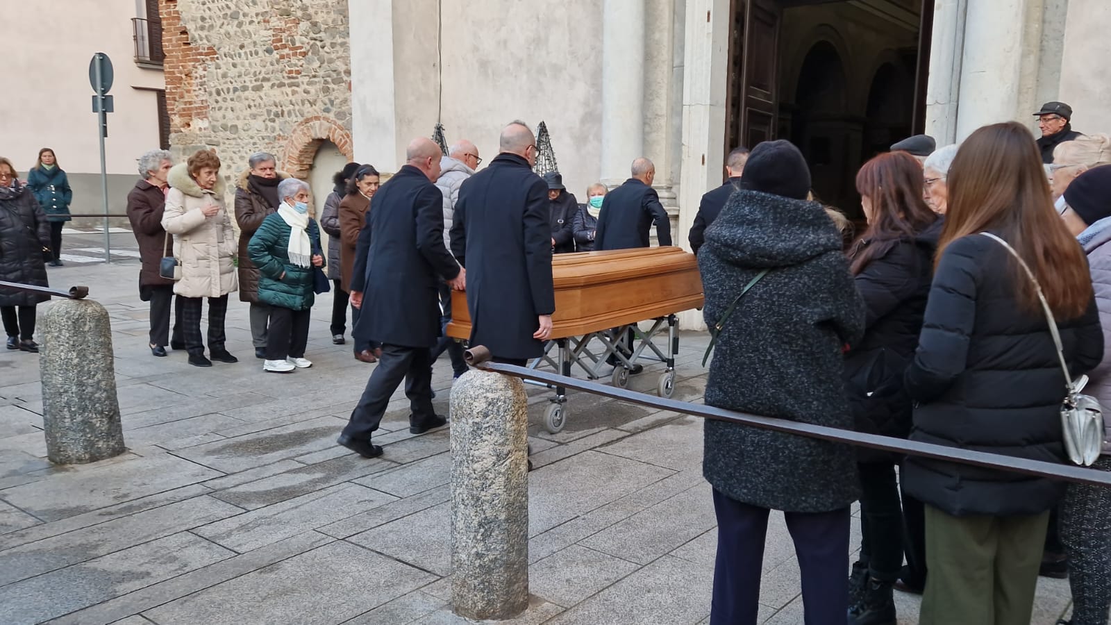 Vimercate bara con corpo don monsignor Giuseppe Ponzini portata nella chiesa di Santo Stefano