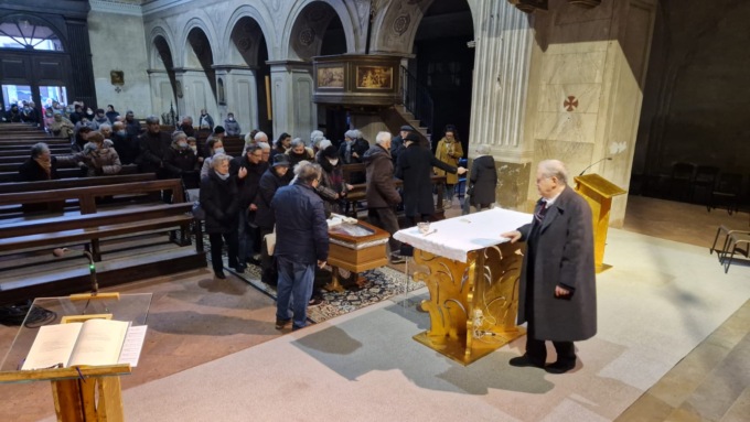 Il feretro di don Ponzini accolto nella sua chiesa