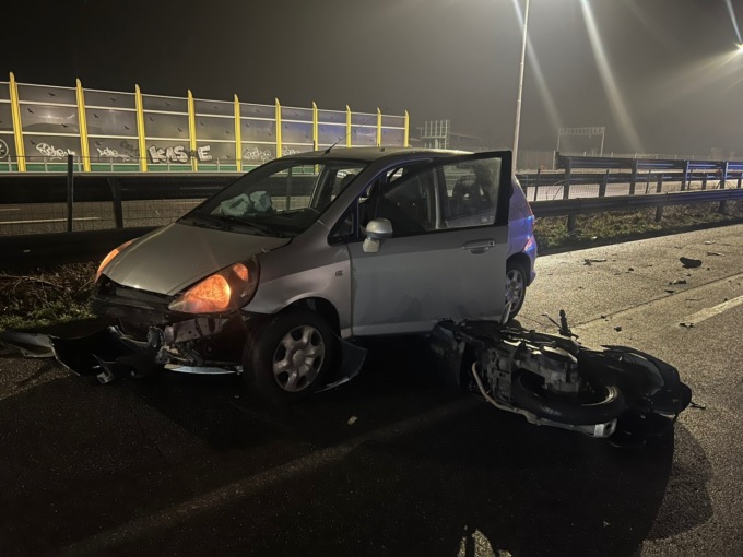 Schianto tra un’auto e un motorino: gravissimo rider di 29 anni