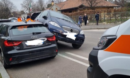 Incidente a Giussano, automobilista finisce sopra una macchina parcheggiata