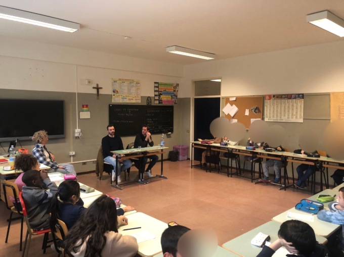 I nostri giornalisti tornano sui banchi per essere intervistati… dai bambini